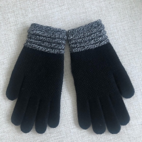 Knitted Gloves with buttons - Picture 2 of 3